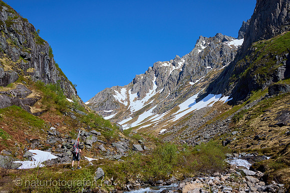 LE2403_002_1280_C